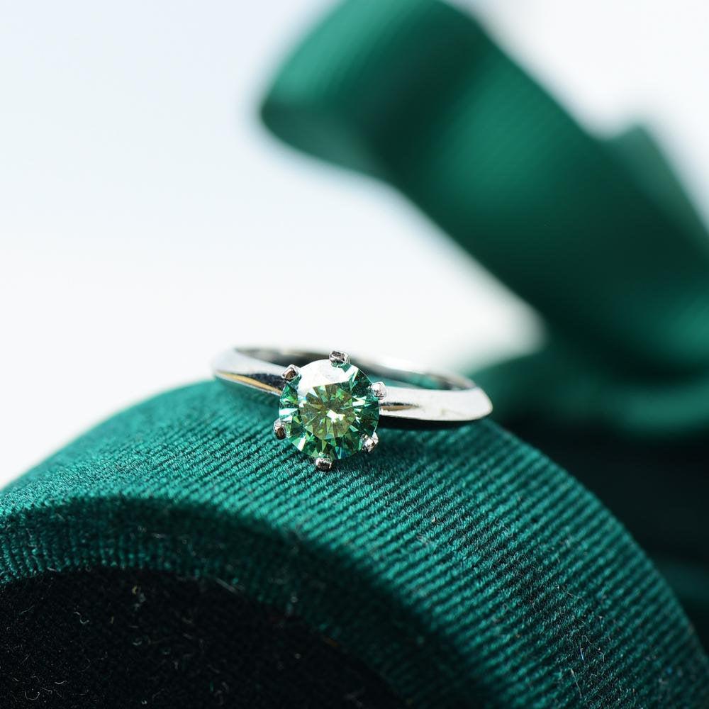 Elegant 1ct Green Moissanite Ring Brilliant Round Cut Moissanite